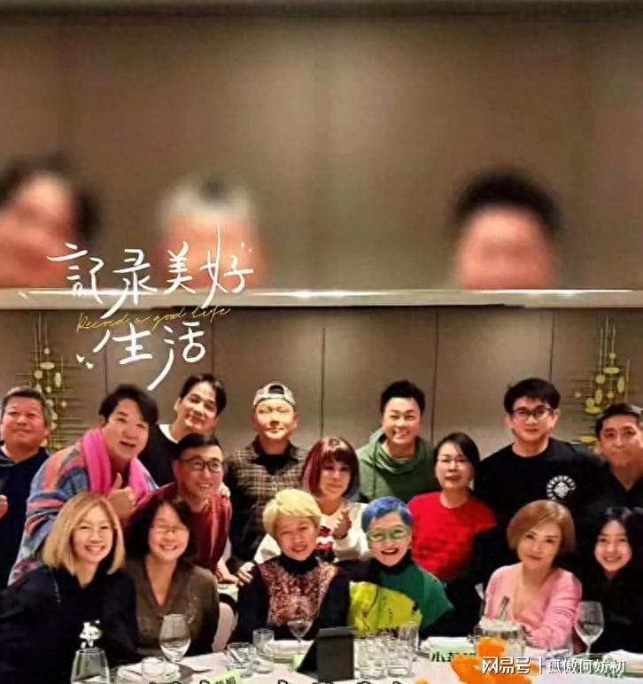 bti体育官方入口-55岁吴奇隆参加同学聚会，头发乌黑茂密头大了一圈